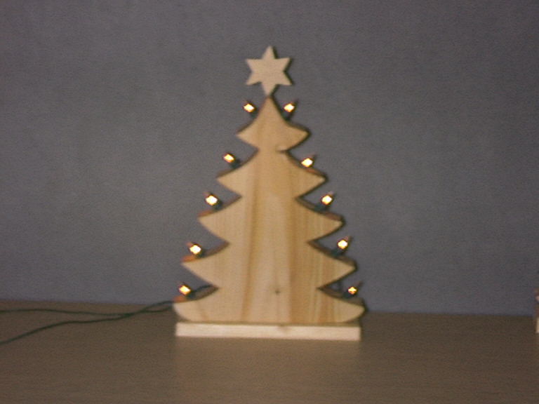 Tannenbaum aus verschiedenen Hölzern ca 25 cm hoch 4 cm dick  mit 10 elektr. Birnchen