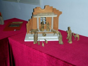 frenswegen_2715-3 In meiner Ruinenkrippe steht eine Olivenholz Figurengruppe aus dem Libanon die schon 60 Jahre alt ist.