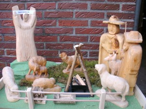 hier hab ich die Verkündigungsgruppe aus von mir geschnitzten Figuren wie Engel, 2 Hirten, Schäferhund und 5 Schafen auf einer Weide zusammengestellt